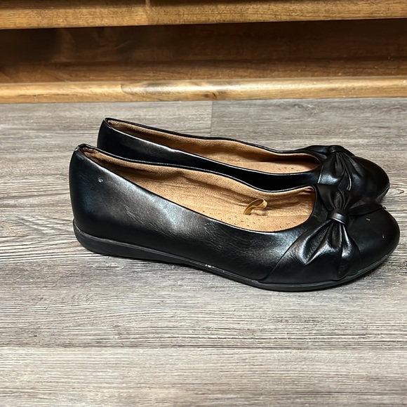 Black Flats-Size 6 - Picture 3 of 8